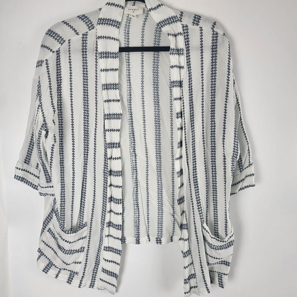 Everly Light Weight Cardigan S Womens White Blue‎ Short Sleeve Pull On Classic